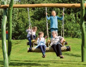 SIK-Holz Spielgeräte_Generationenschwinger